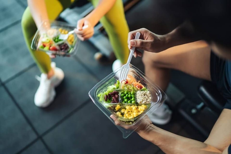 Sportifs partageant un repas équilibré après l'entraînement